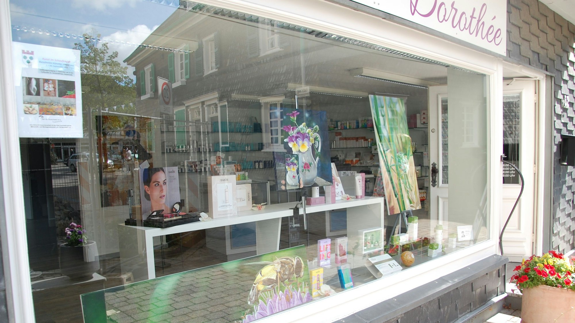 Kunst im Schaufenster in Burscheid: Das Schaufenster eines Kosmetikstudios.