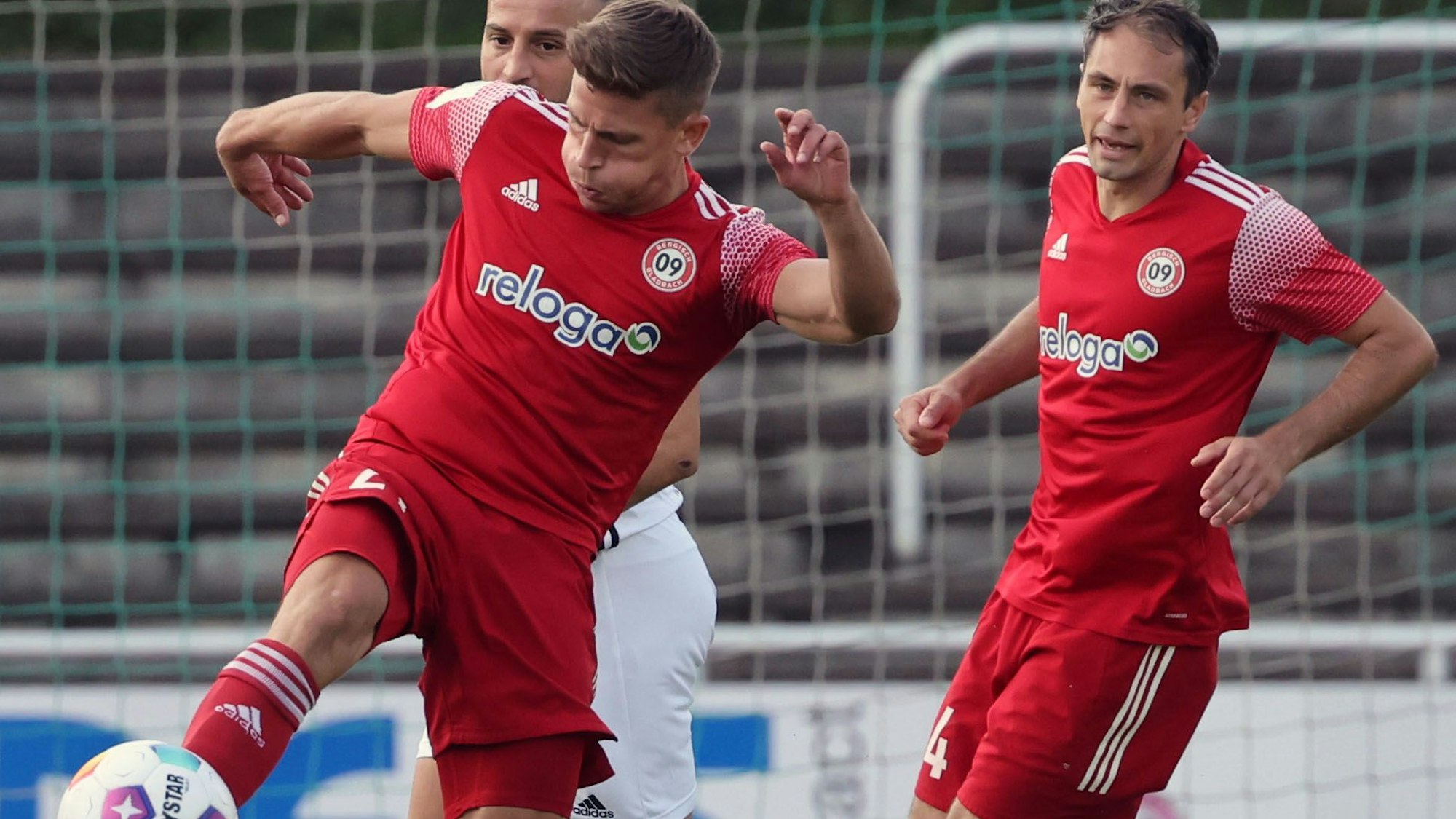 Andy Habl sieht zu wie Milo McCormick den Ball aus dem Strafraum schießt.