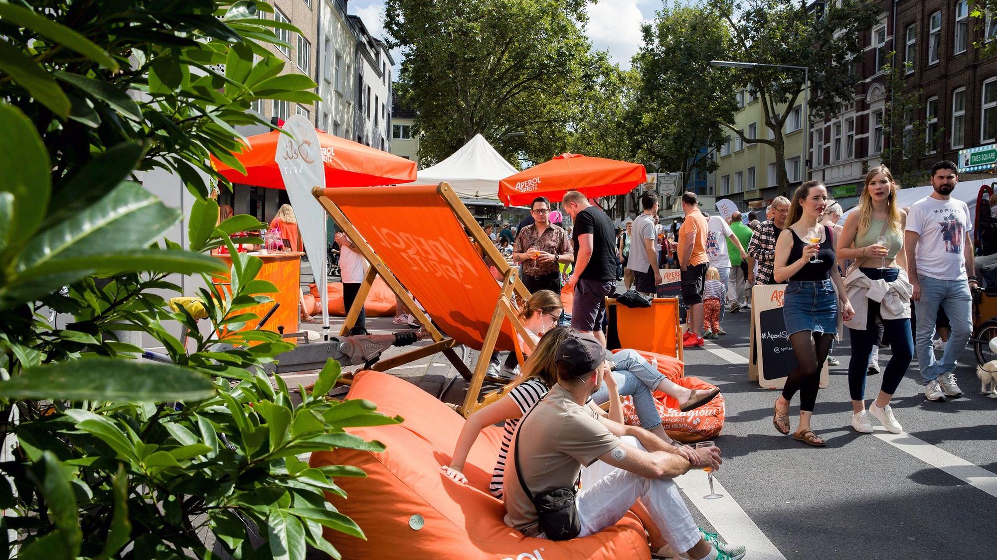 Besucherinnen und Besucher beim Carréefest in Sülz im September 2023