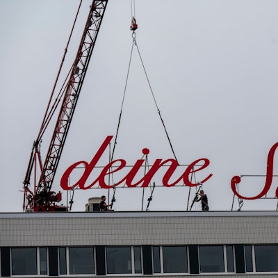 Der Schriftzug „Liebe deine Stadt“ wird mit einem Kran wieder installiert.