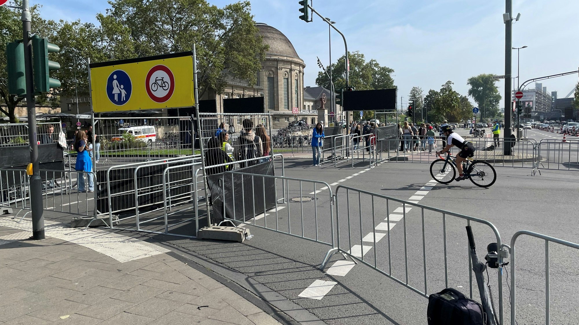 Am Bahnhof Deutz konnten Zuschauer die Radstrecke überqueren.