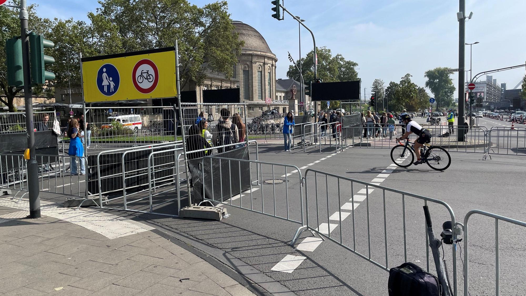 Am Bahnhof Deutz konnten Zuschauer die Radstrecke überqueren.