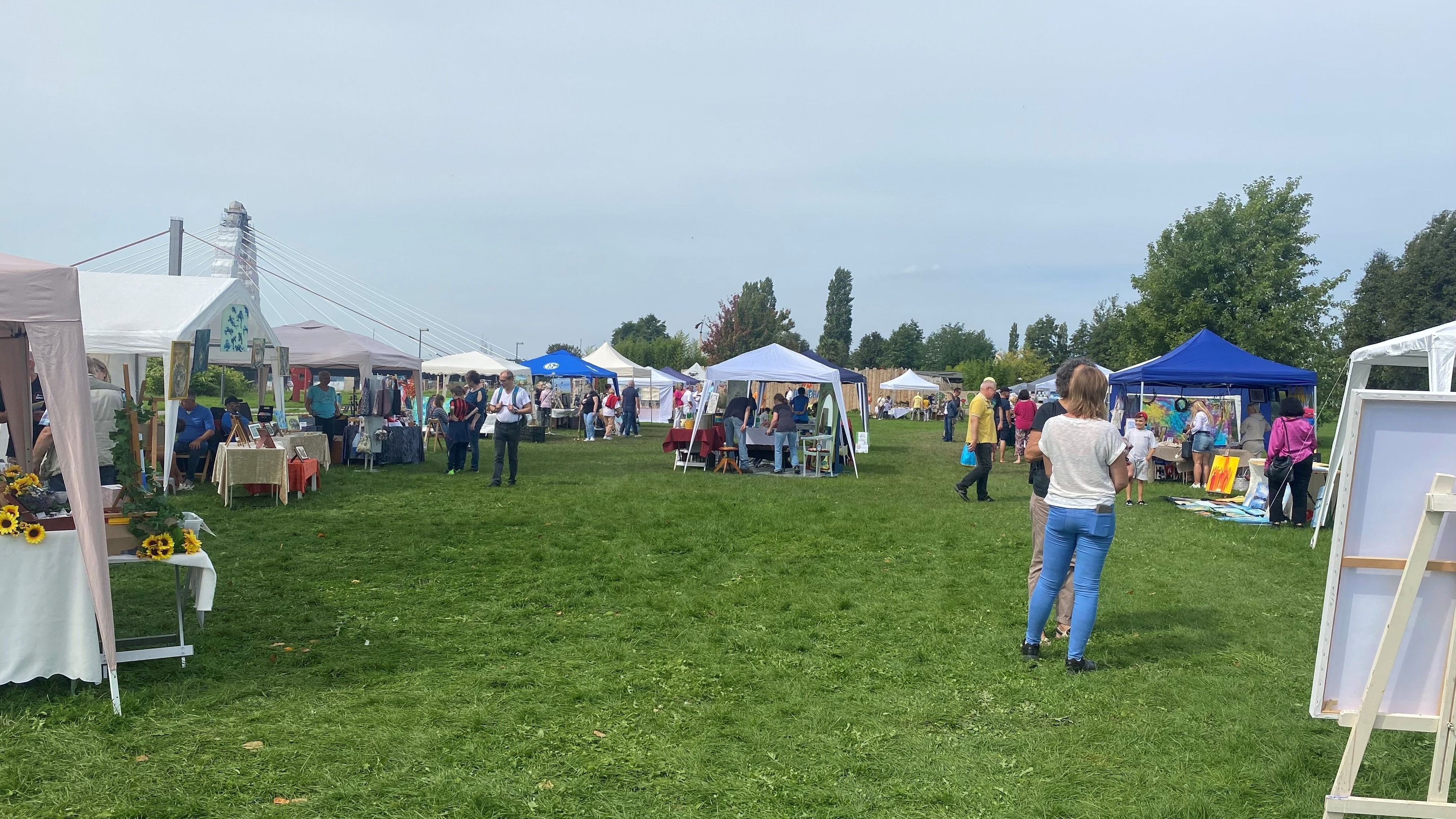 Reges Interesse fand der Kunstbasar im Neulandpark am Sonntag.