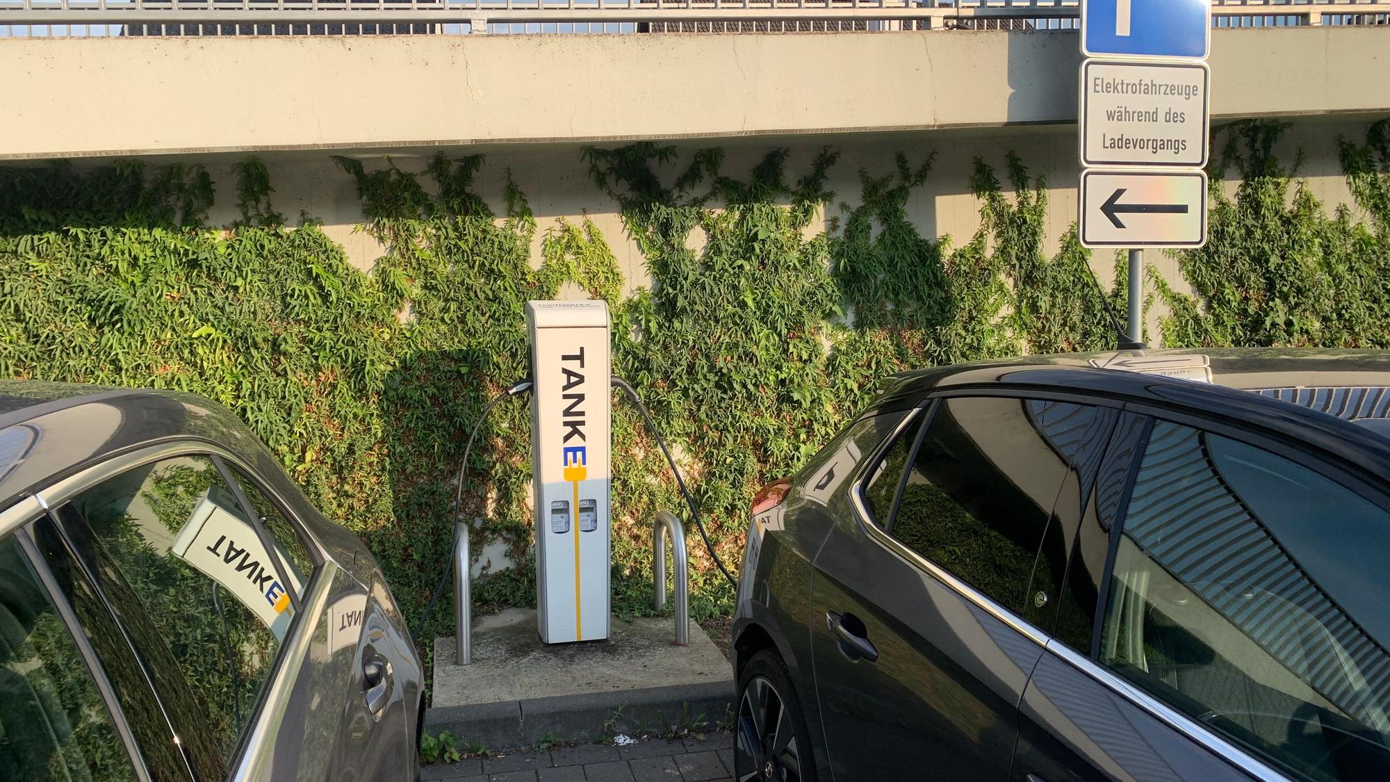 Eine E-Ladesäule mit zwei Anschlüssen der Stadtwerke Sankt Augustin steht an der Bus- und Bahnhaltestelle beim Huma.