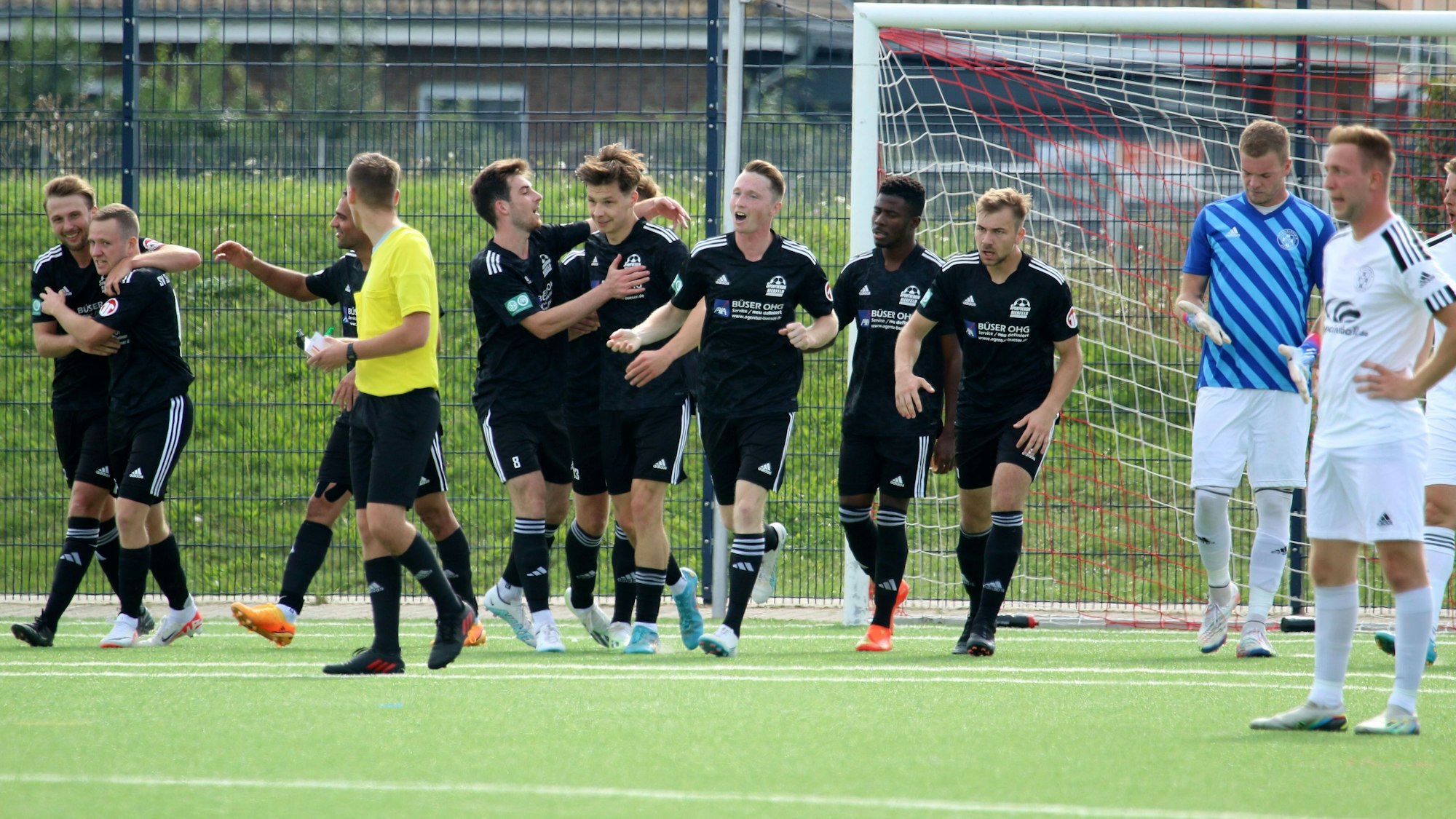 Fußballer des SV Nierfeld bejubeln ihren Führungstreffer gegen den TuS Zülpich.