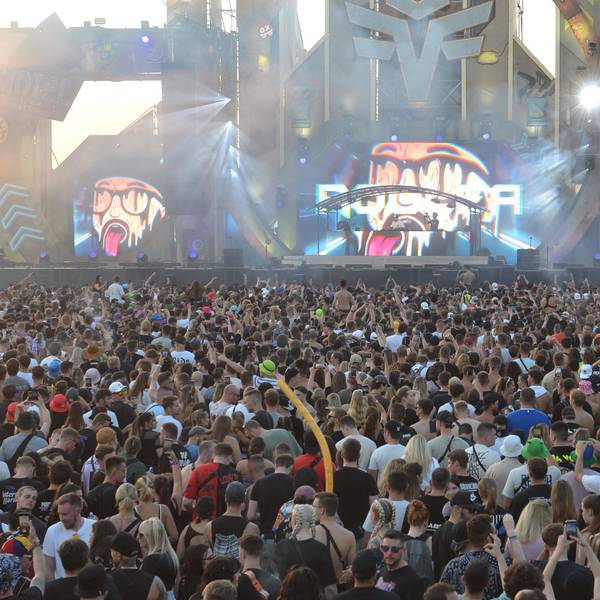 Eine Menschenmenge steht vor der Hauptbühne des „Into the Madness“-Festivals am Zülpicher Seepark.