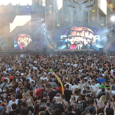 Eine Menschenmenge steht vor der Hauptbühne des „Into the Madness“-Festivals am Zülpicher Seepark.