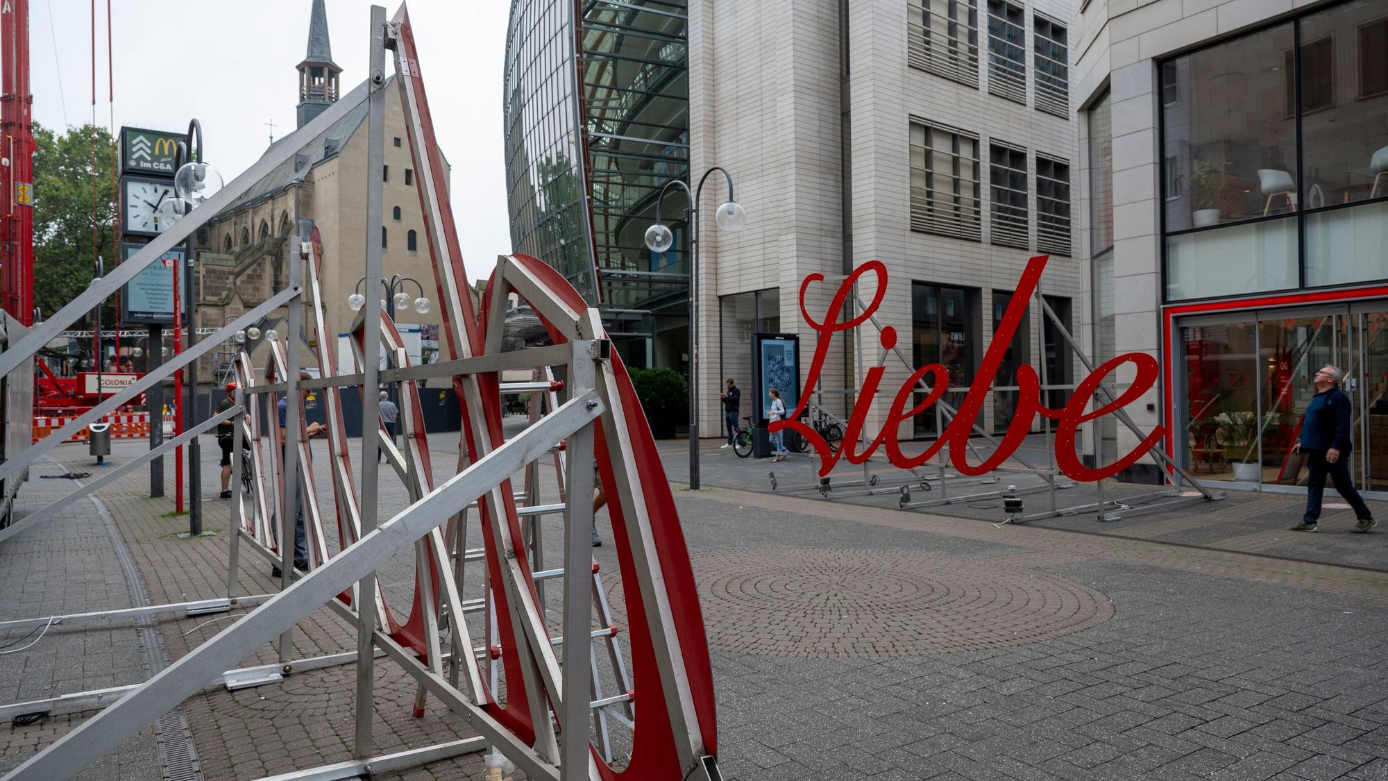 Der Schriftzug „Liebe deine Stadt“ wird wieder installiert.