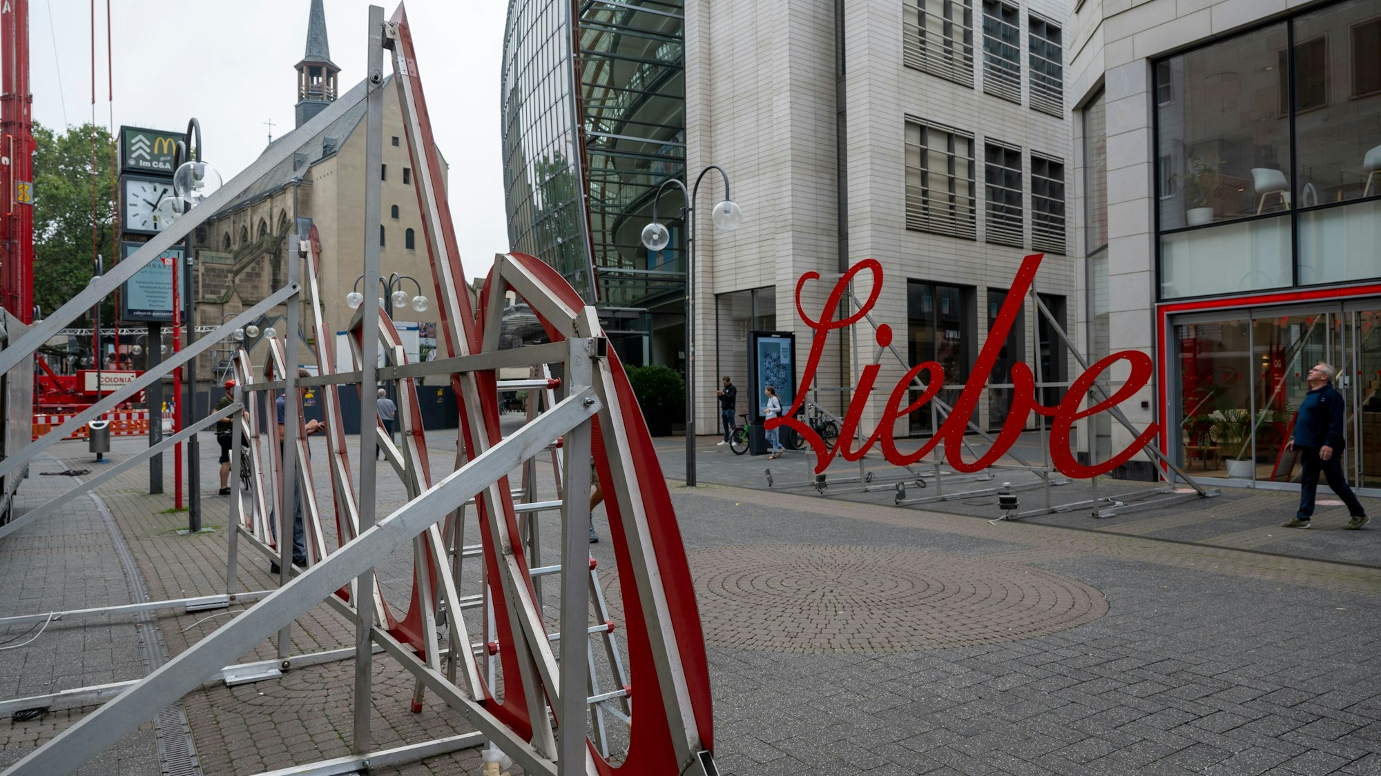 Der Schriftzug „Liebe deine Stadt“ wird wieder installiert.