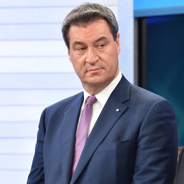 Markus Söder (CSU), Ministerpräsident von Bayern, und Hubert Aiwanger, damaliger Spitzenkandidat und Partei-Chef der Freien Wähler in Bayern, bei einem Fernsehauftritt (Archivbild)