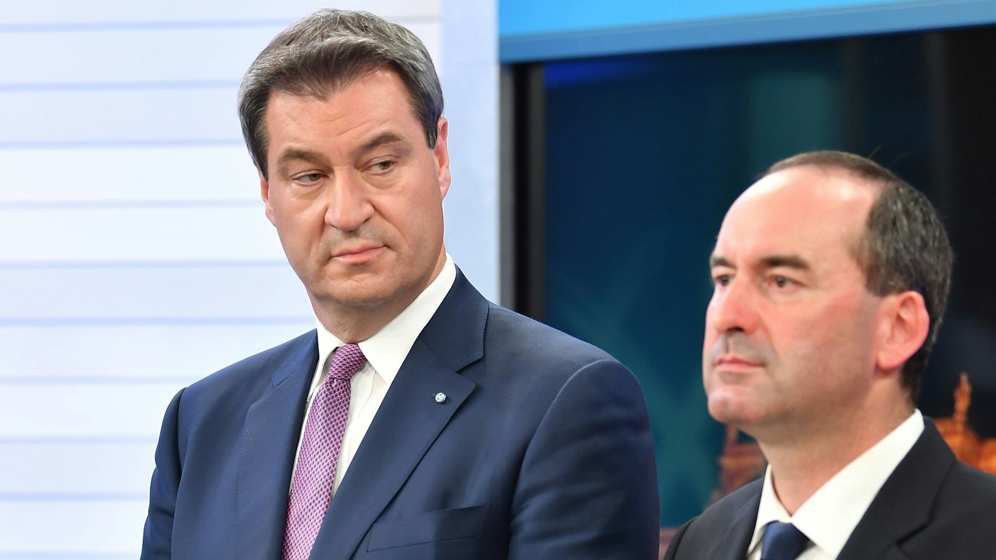 Markus Söder (CSU), Ministerpräsident von Bayern, und Hubert Aiwanger, damaliger Spitzenkandidat und Partei-Chef der Freien Wähler in Bayern, bei einem Fernsehauftritt (Archivbild)