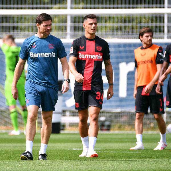 Bayer-04-Cheftrainer Xabi Alonso und Granit Xhaka.