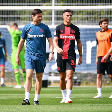 Bayer-04-Cheftrainer Xabi Alonso und Granit Xhaka.