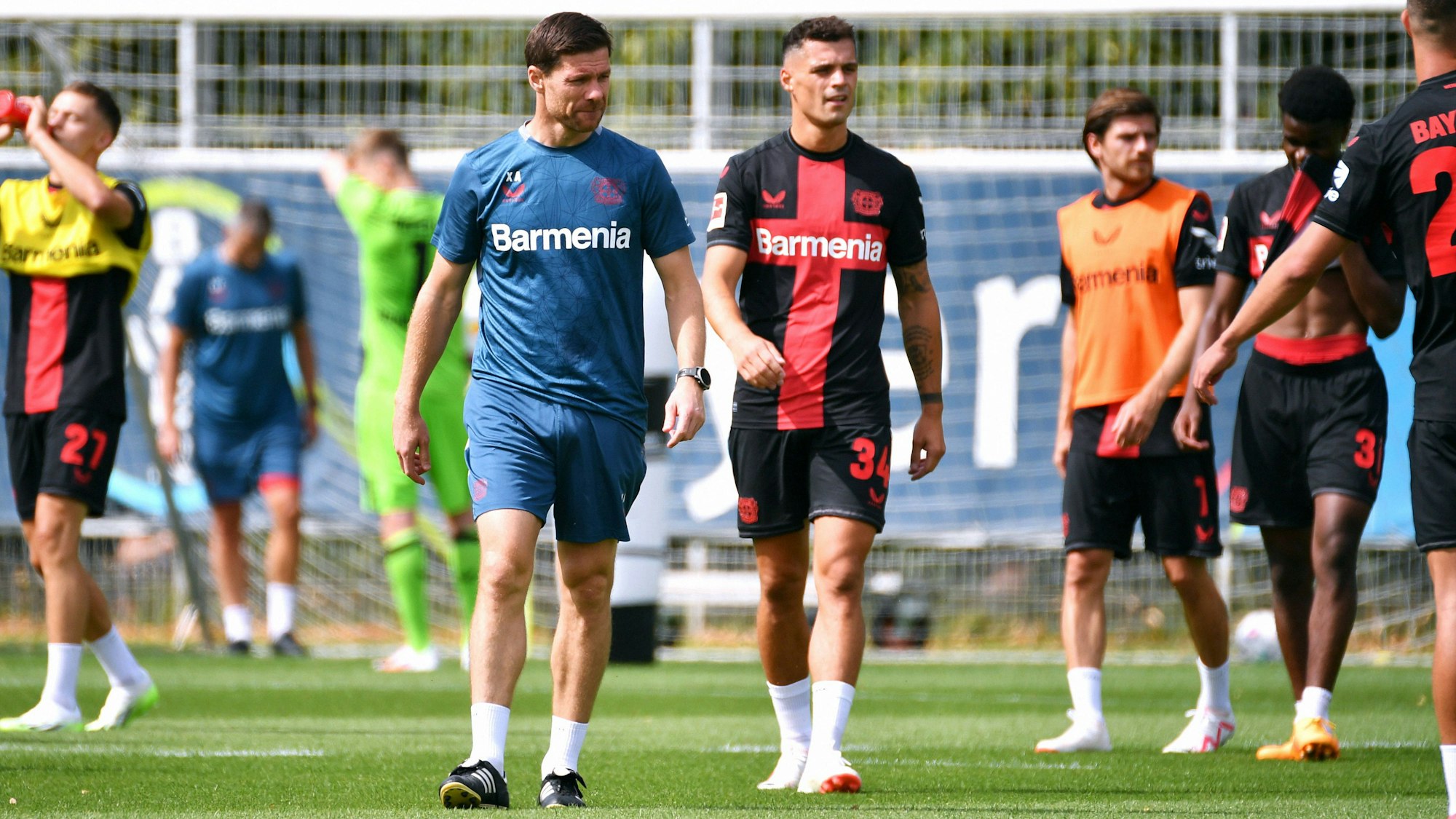 Xabi Alonso und Granit Xhaka blicken fokussiert auf die kommenden Wochen