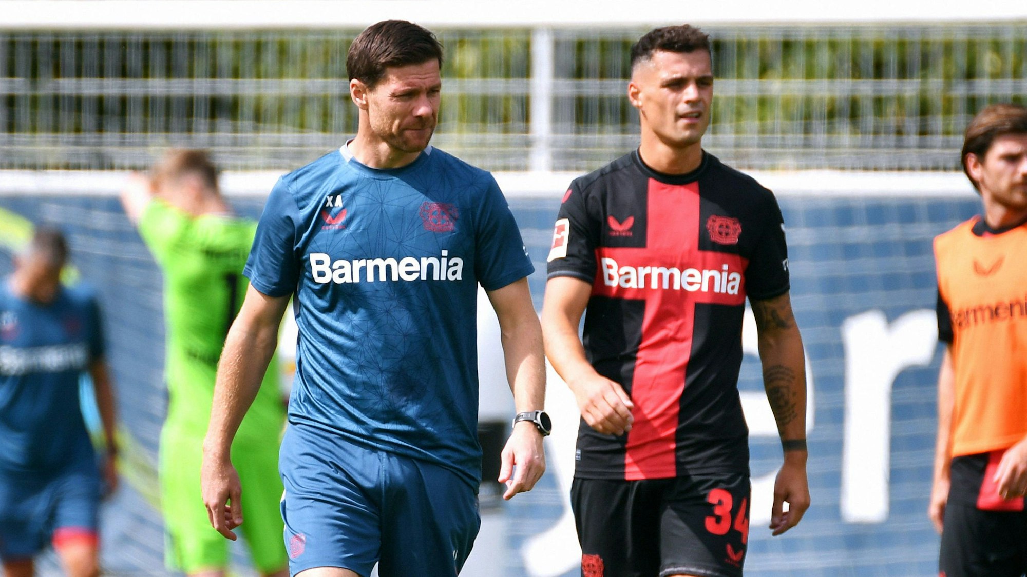 Bayer-04-Cheftrainer Xabi Alonso und Granit Xhaka.