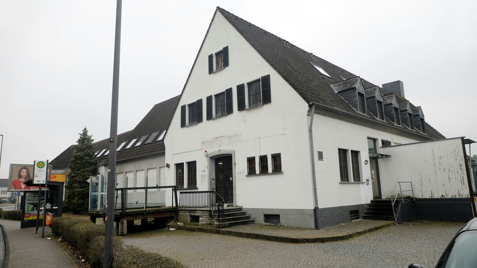 Das Gebäude der historischen Milchsammelstelle mit Spitzdach.