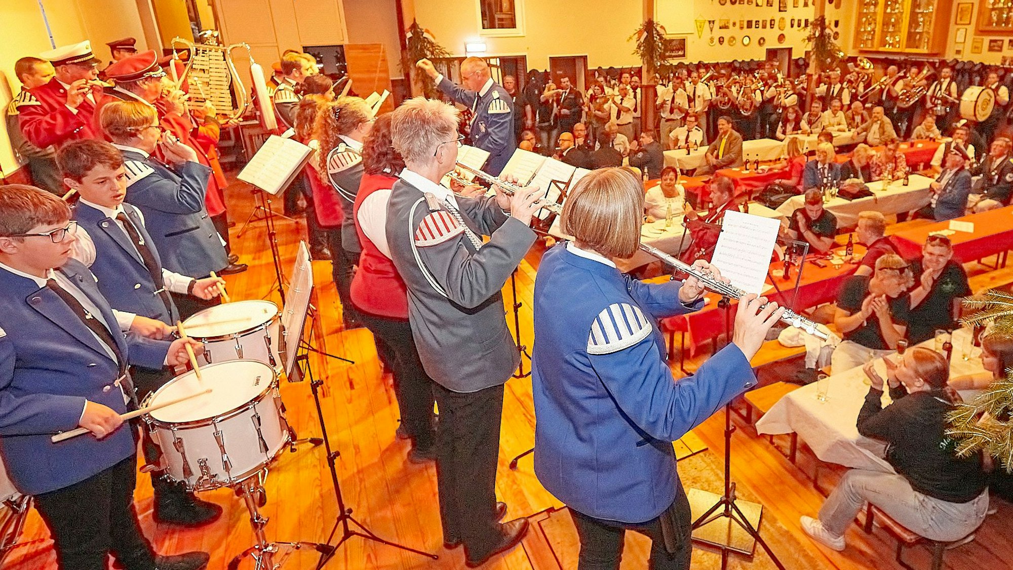 Das Bild zeigt die Musiker auf der Bühne.