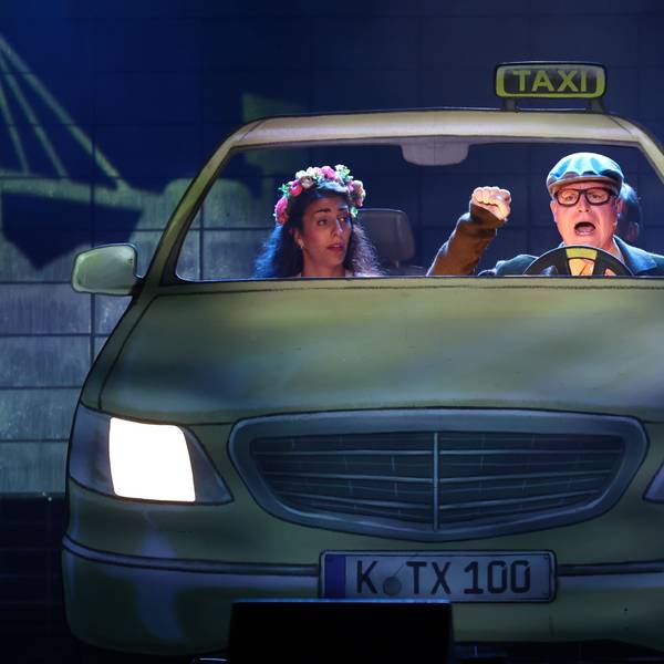 Guido Catz sitzt in einem Taxi.