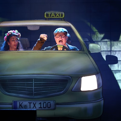 Guido Catz sitzt in einem Taxi.