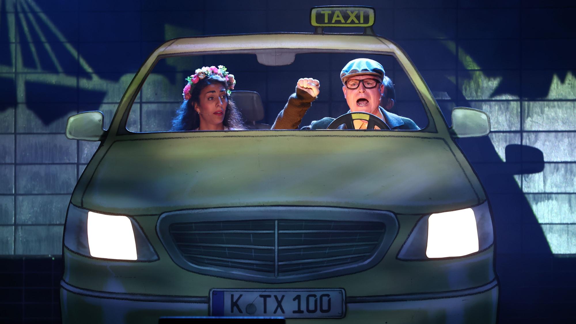 Guido Catz sitzt in einem Taxi.
