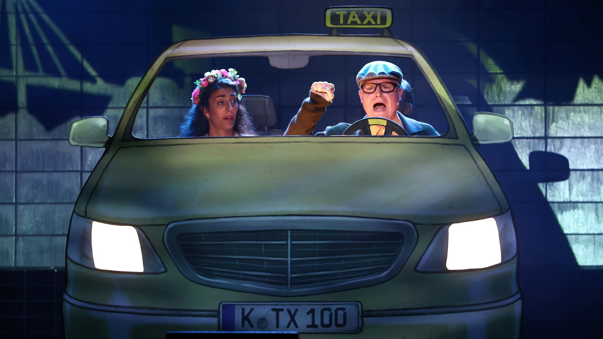 Guido Catz sitzt in einem Taxi.