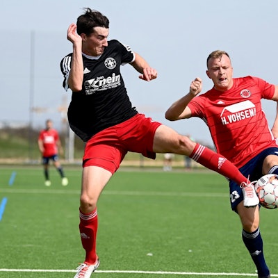 Das Bild zeigt Zülpichs Henrik Uhlenbroch im Pressschlag gegen Jan-Niklas Runkel.