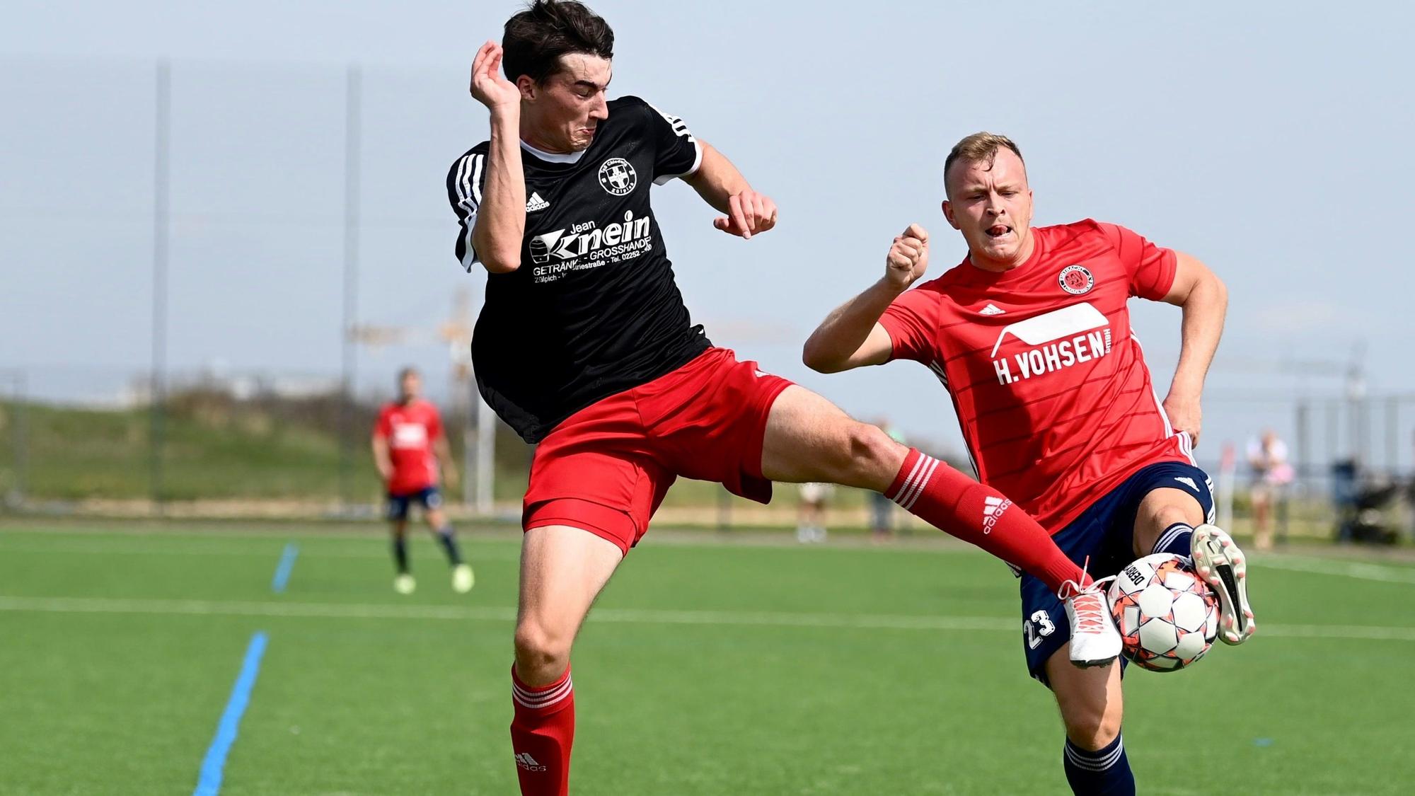 Das Bild zeigt Zülpichs Henrik Uhlenbroch im Pressschlag gegen Jan-Niklas Runkel.