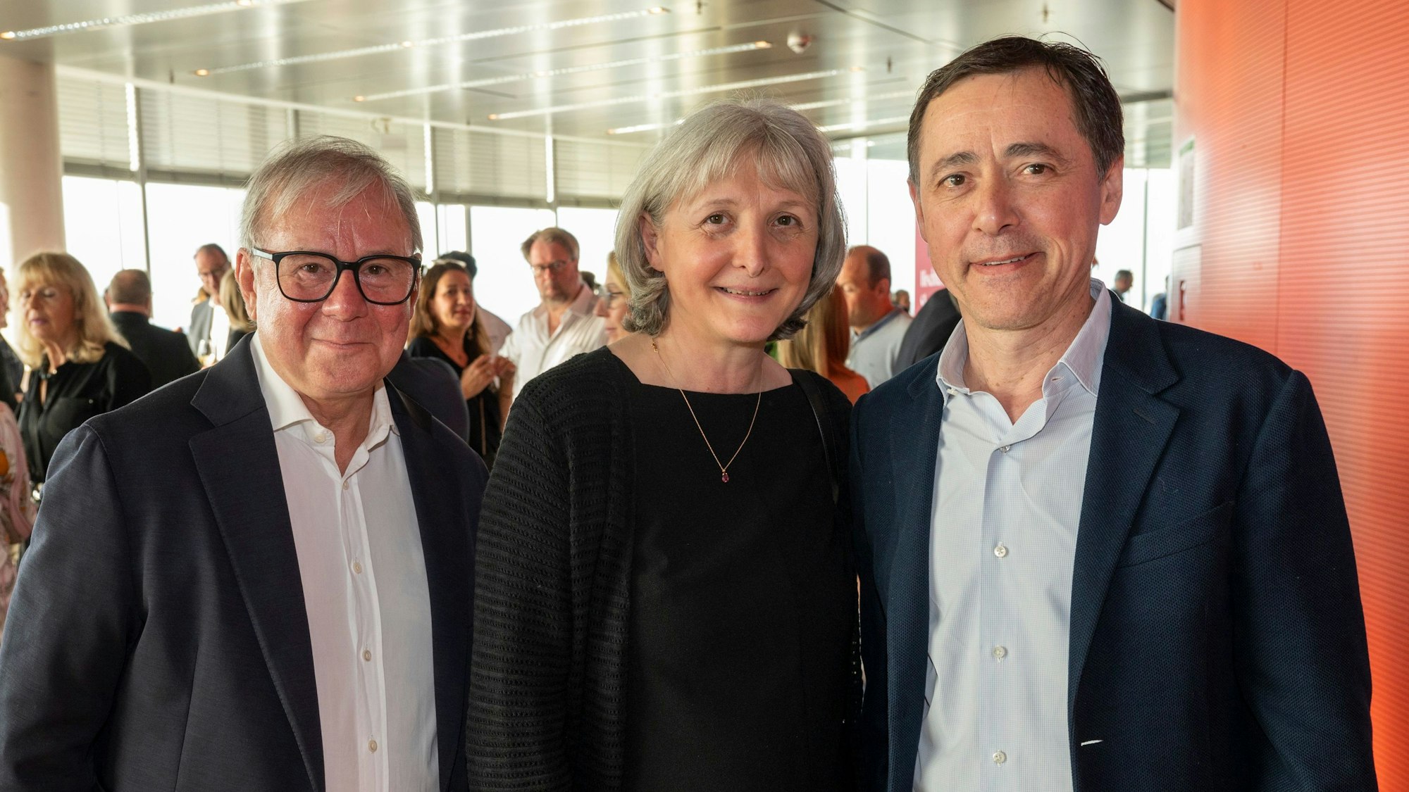 Ehepaar Moissonnier und Joachim Krol lächeln bei der Abschluss-Gala der Fine Food Days in die Kamera.