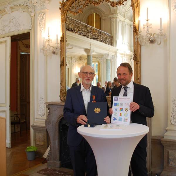 Der pensionierte Schulleiter Heinz Klaus Strick hat eine neue Mathe-Mappe zum Knobeln und Rätseln entwickelt.
