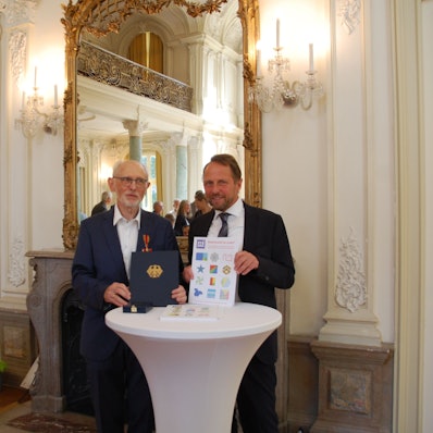 Der pensionierte Schulleiter Heinz Klaus Strick hat eine neue Mathe-Mappe zum Knobeln und Rätseln entwickelt.