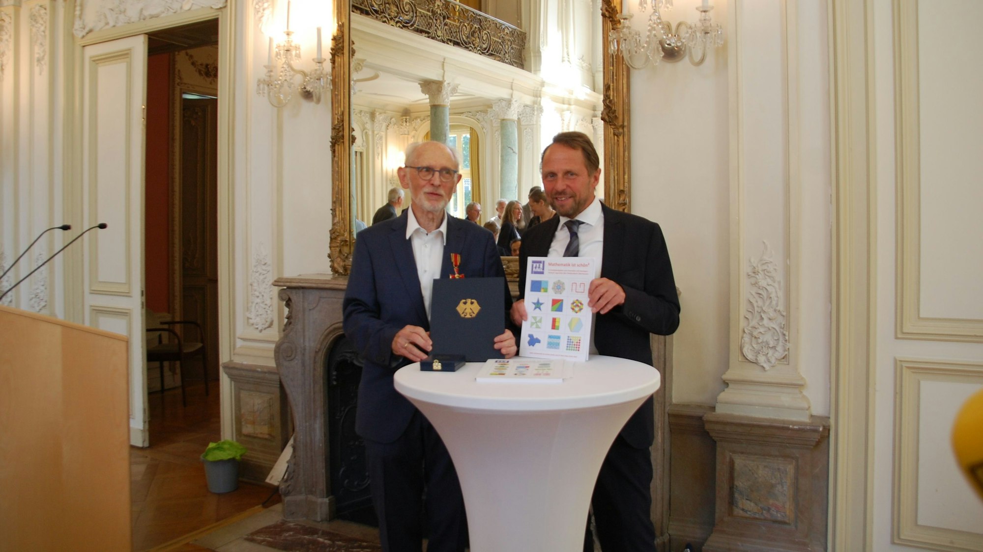 Der pensionierte Schulleiter Heinz Klaus Strick hat eine neue Mathe-Mappe zum Knobeln und Rätseln entwickelt.