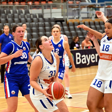 03.09.2023, Basketball-BBZ opladen-CBV Binnenland
mitte: Sarah Gates (Opladen)
rechts: Olivia Okpata (Opladen)
Foto: Uli Herhaus