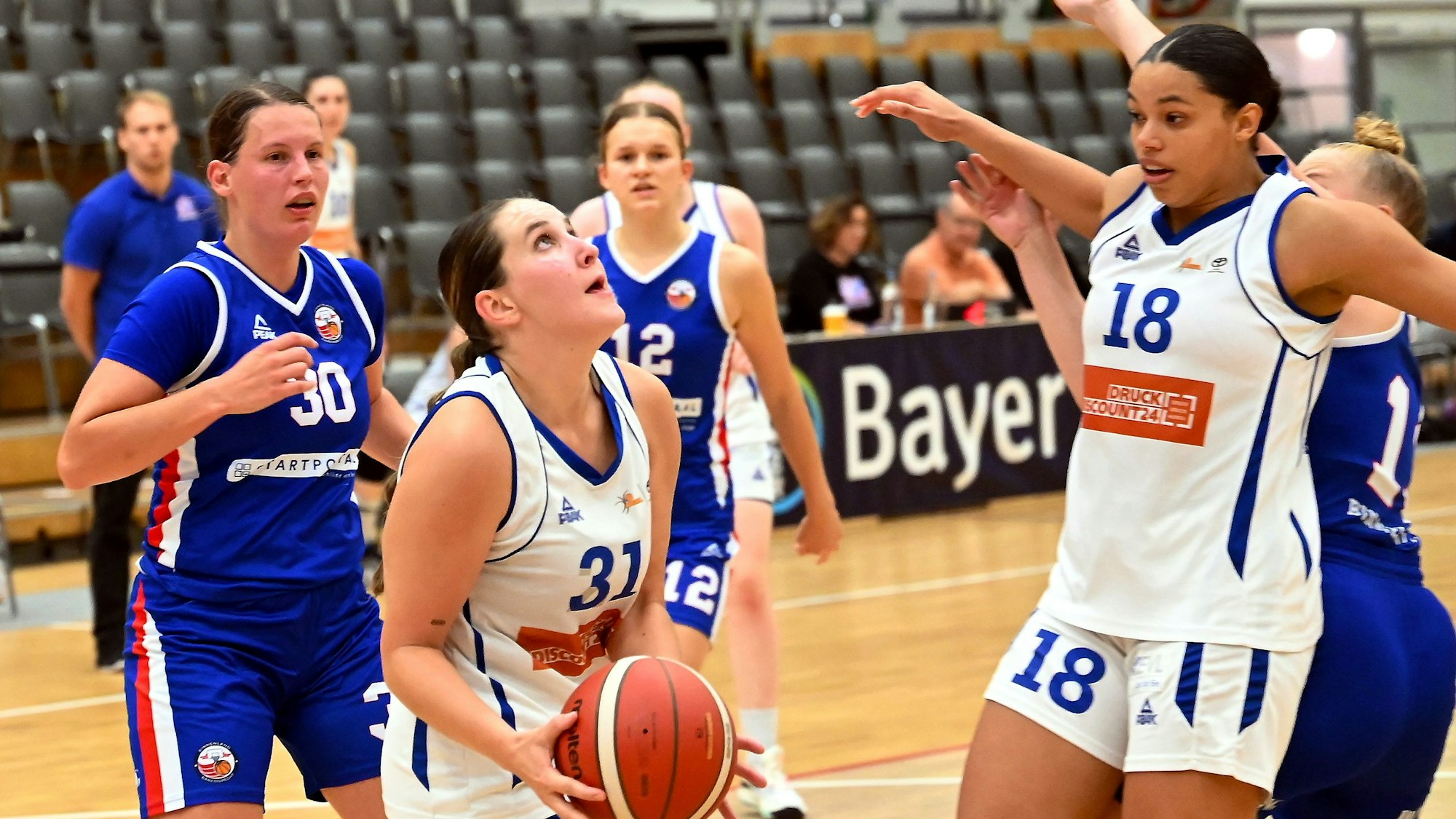 03.09.2023, Basketball-BBZ opladen-CBV Binnenland
mitte: Sarah Gates (Opladen)
rechts: Olivia Okpata (Opladen)
Foto: Uli Herhaus