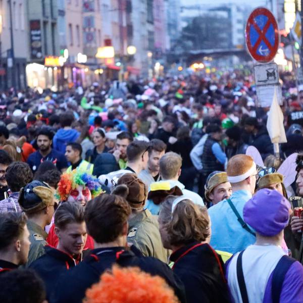 Die Zülpicher Straße in Köln am Freitagabend an Karneval (17. Februar 2023) (Symbolbild)