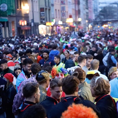 Die Zülpicher Straße in Köln am Freitagabend an Karneval (17. Februar 2023) (Symbolbild)