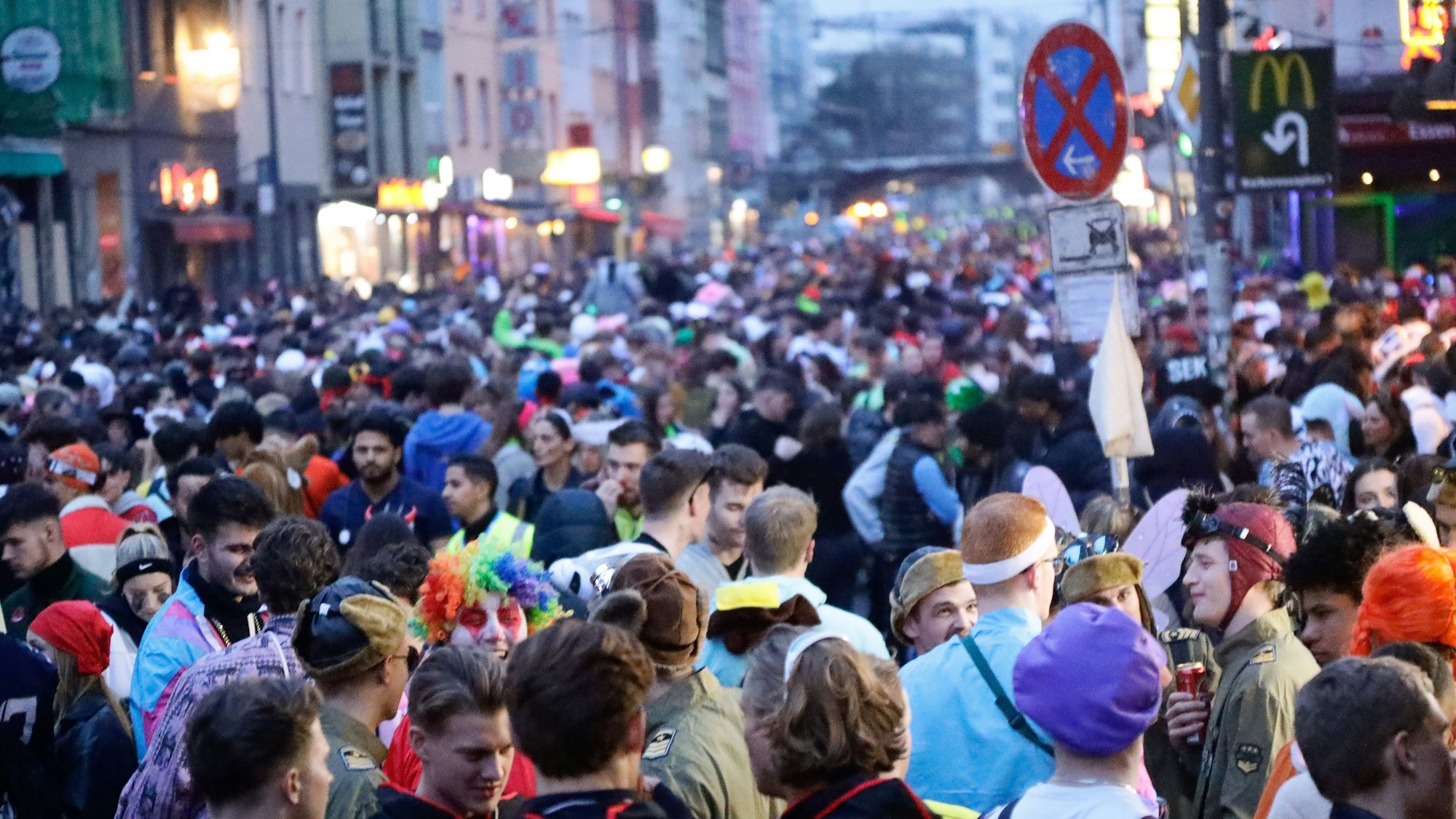 Die Zülpicher Straße in Köln am Freitagabend an Karneval (17. Februar 2023) (Symbolbild)
