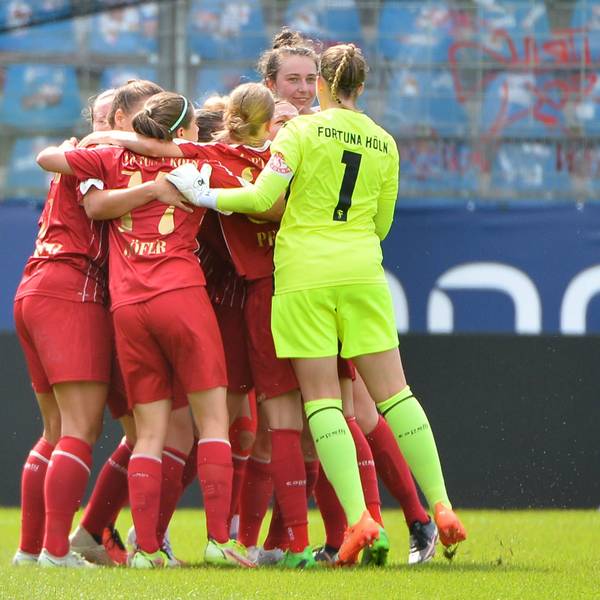 Die Spielerinnen von SC Fortuna Köln jubeln nach einem Tor gegen VfL Bochum in der ersten Runde des DFB-Pokals.