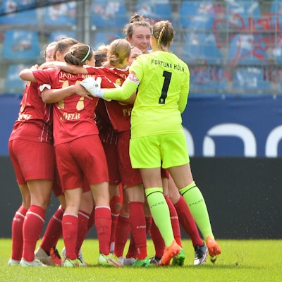 Die Spielerinnen von SC Fortuna Köln jubeln nach einem Tor gegen VfL Bochum in der ersten Runde des DFB-Pokals.