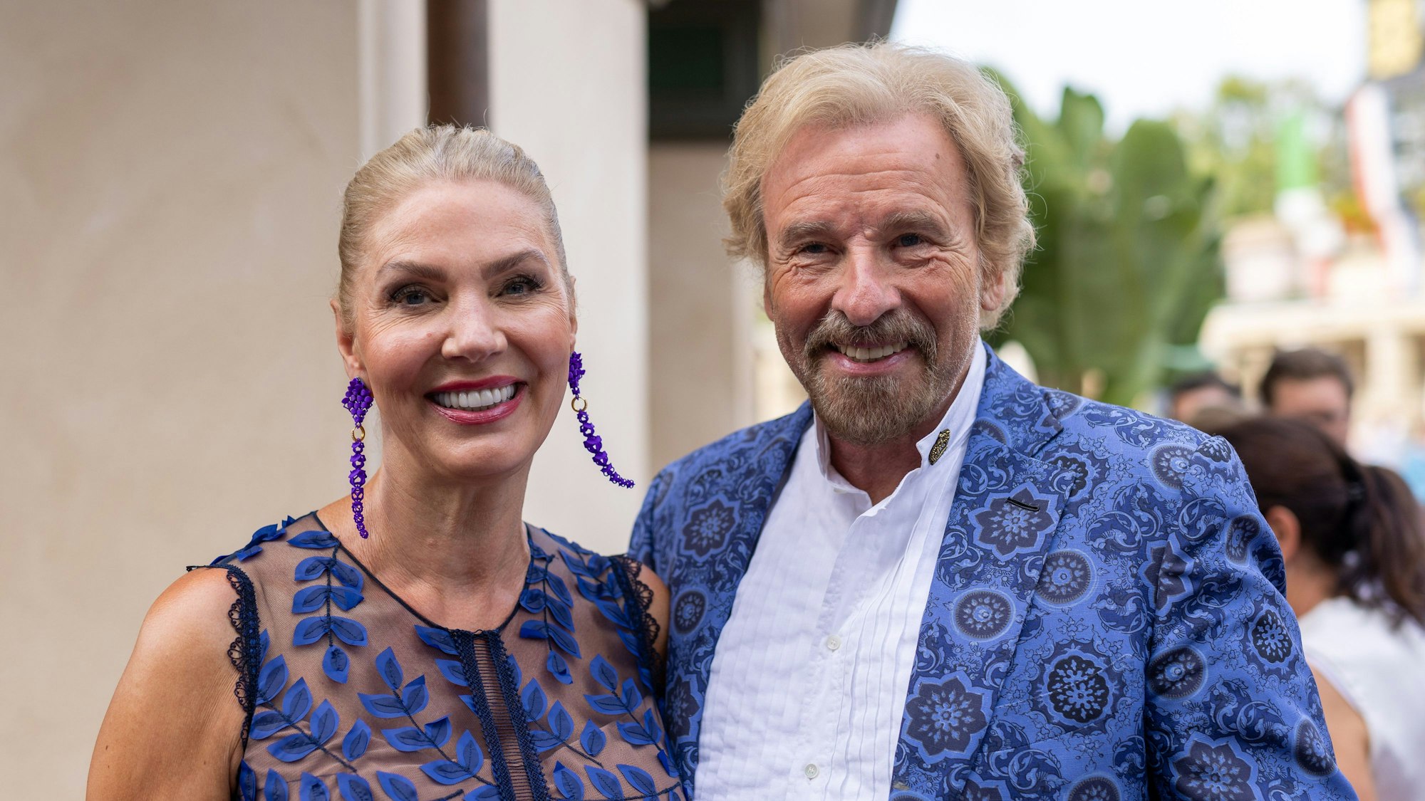 Karina Mroß und Thomas Gottschalk stehen auf dem Roten Teppich. Fernsehproduzent Werner Kimmig feiert seinen Geburtstag mit vielen prominenten Gästen im Europa-Park in Rust.
