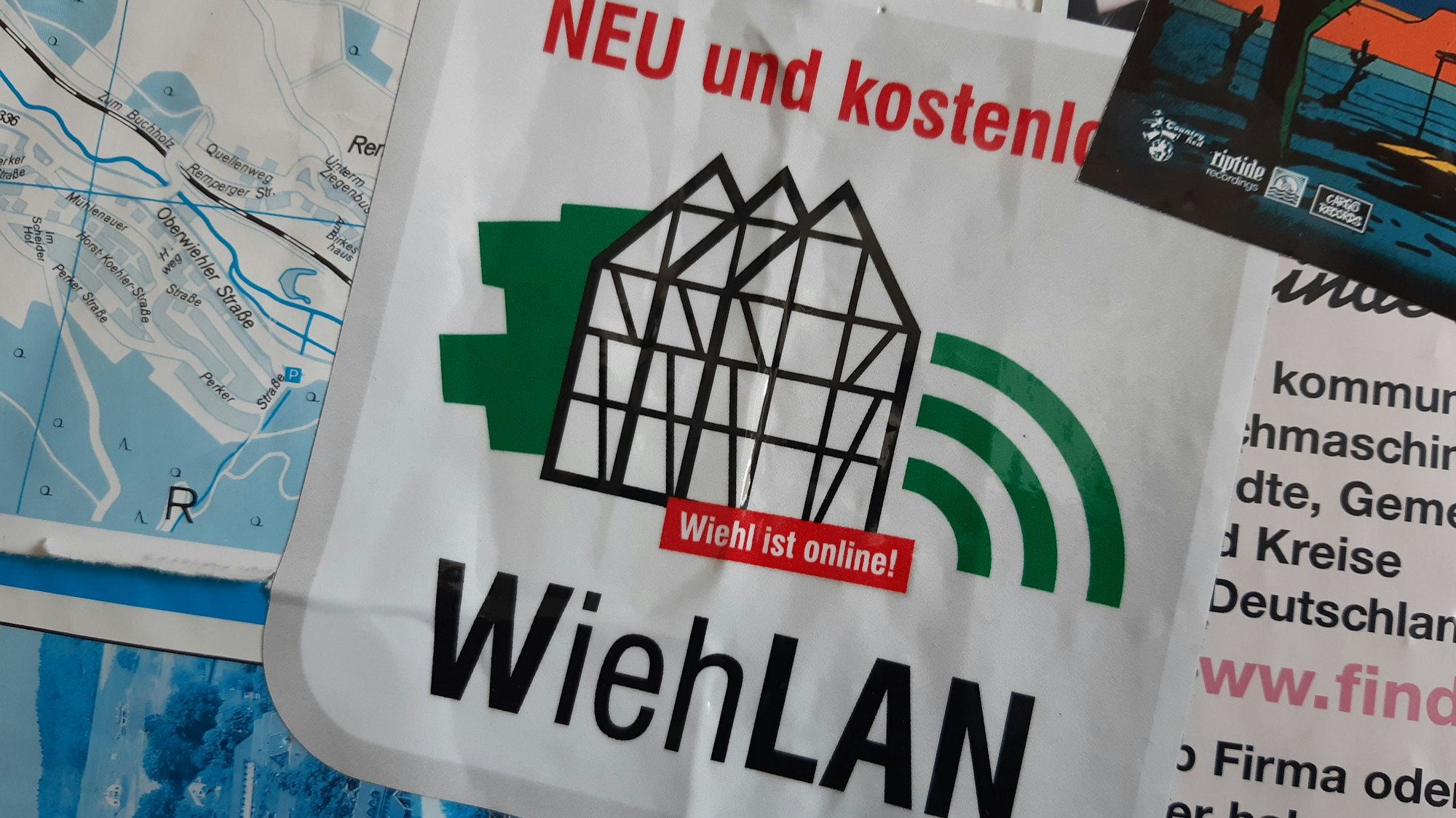Ein Aufkleber wirbt mit einem Logo und den Worten: „Neu und kostenlos. Wiehl ist online. WiehLAN.“