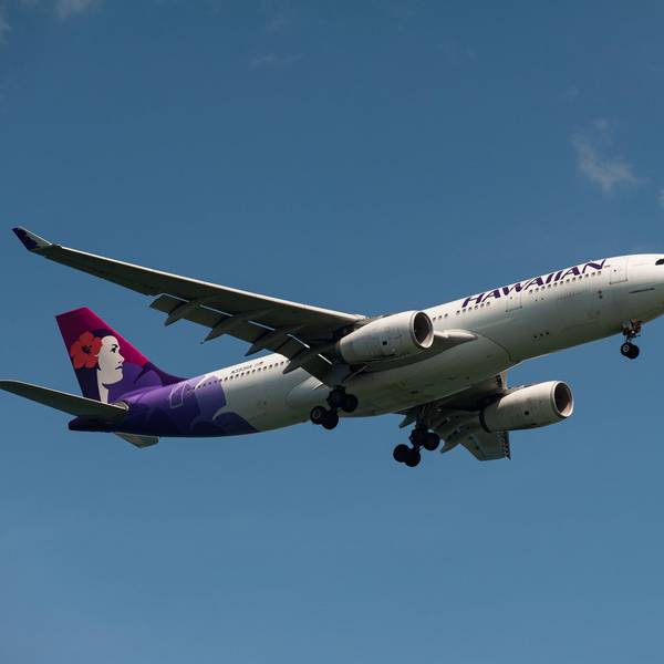 Ein Airbus A330 der US-amerikanischen Fluggesellschaft Hawaiian Airlines beim Start am Himmel. (Symbolbild)