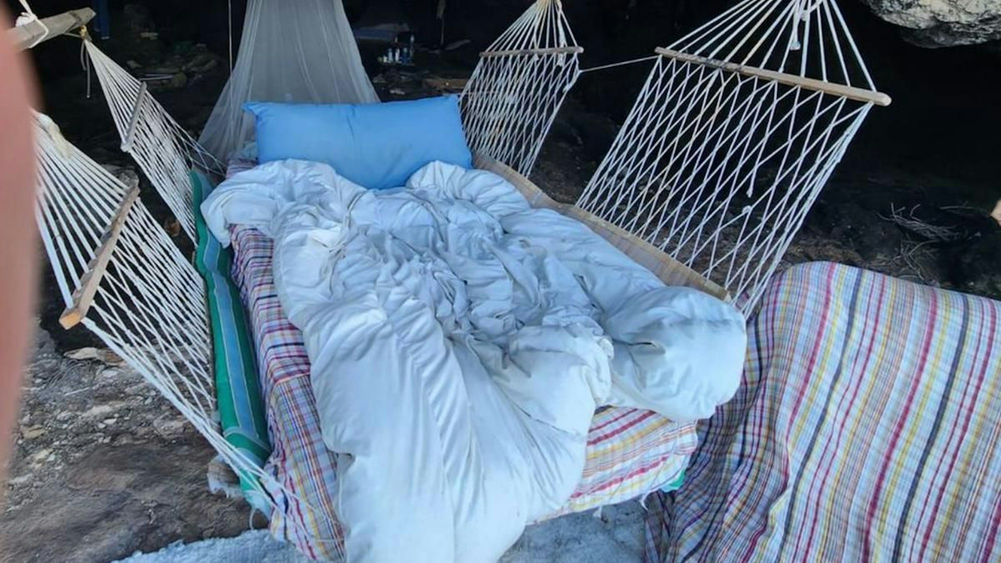 Auf Formentera hat es sich ein Mann in einer Höhle illegal gemütlich gemacht.