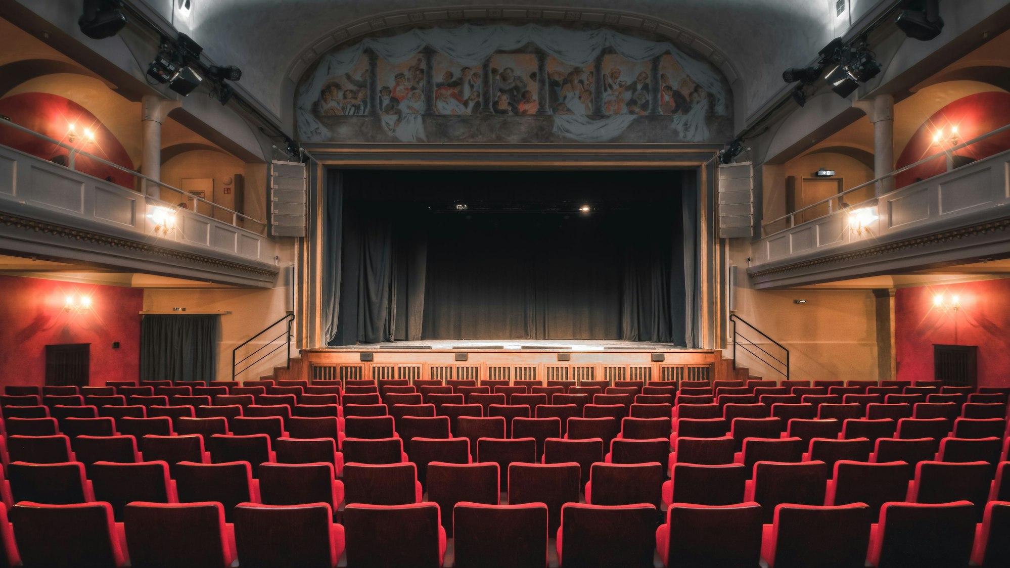 Der Theatersaal der Volksbühne am Rudolfplatz mit roten Samtstühlen.