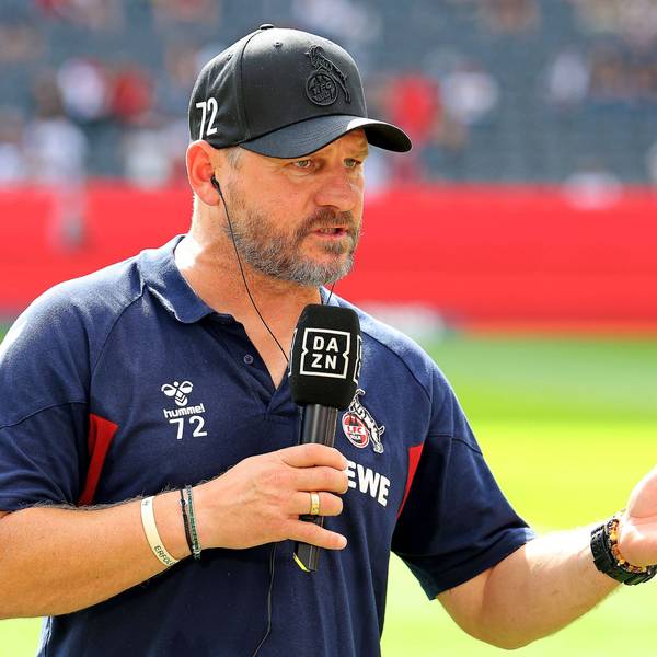 FC-Trainer Steffen Baumgart vor dem Spiel in Frankfurt am DAZN-Mikrofon.