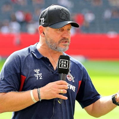 FC-Trainer Steffen Baumgart vor dem Spiel in Frankfurt am DAZN-Mikrofon.