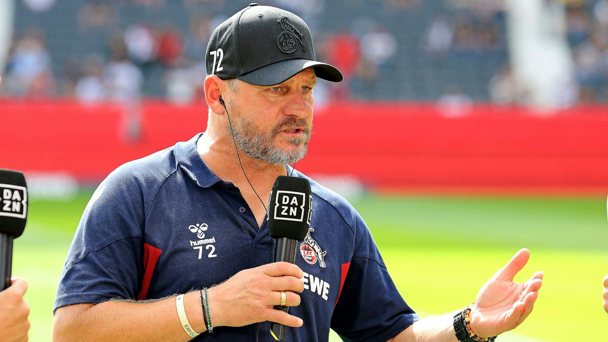 FC-Trainer Steffen Baumgart vor dem Spiel in Frankfurt am DAZN-Mikrofon.