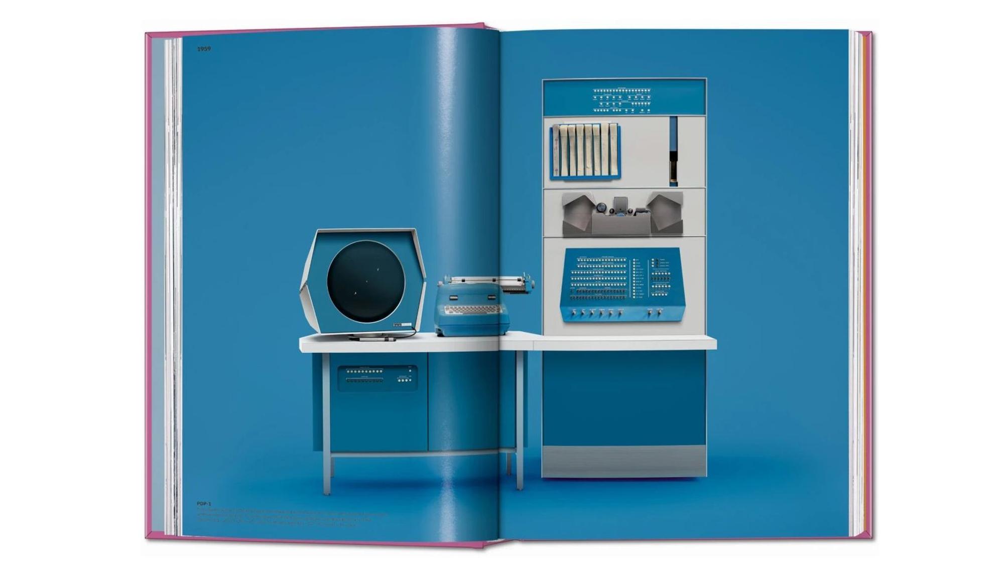 Eine Doppelseite aus dem Buch „The Computer. A History from the 17th Century to Today“ zeigt einen blau-weißen Großrechner, der in einen Schreibtisch integriert ist.