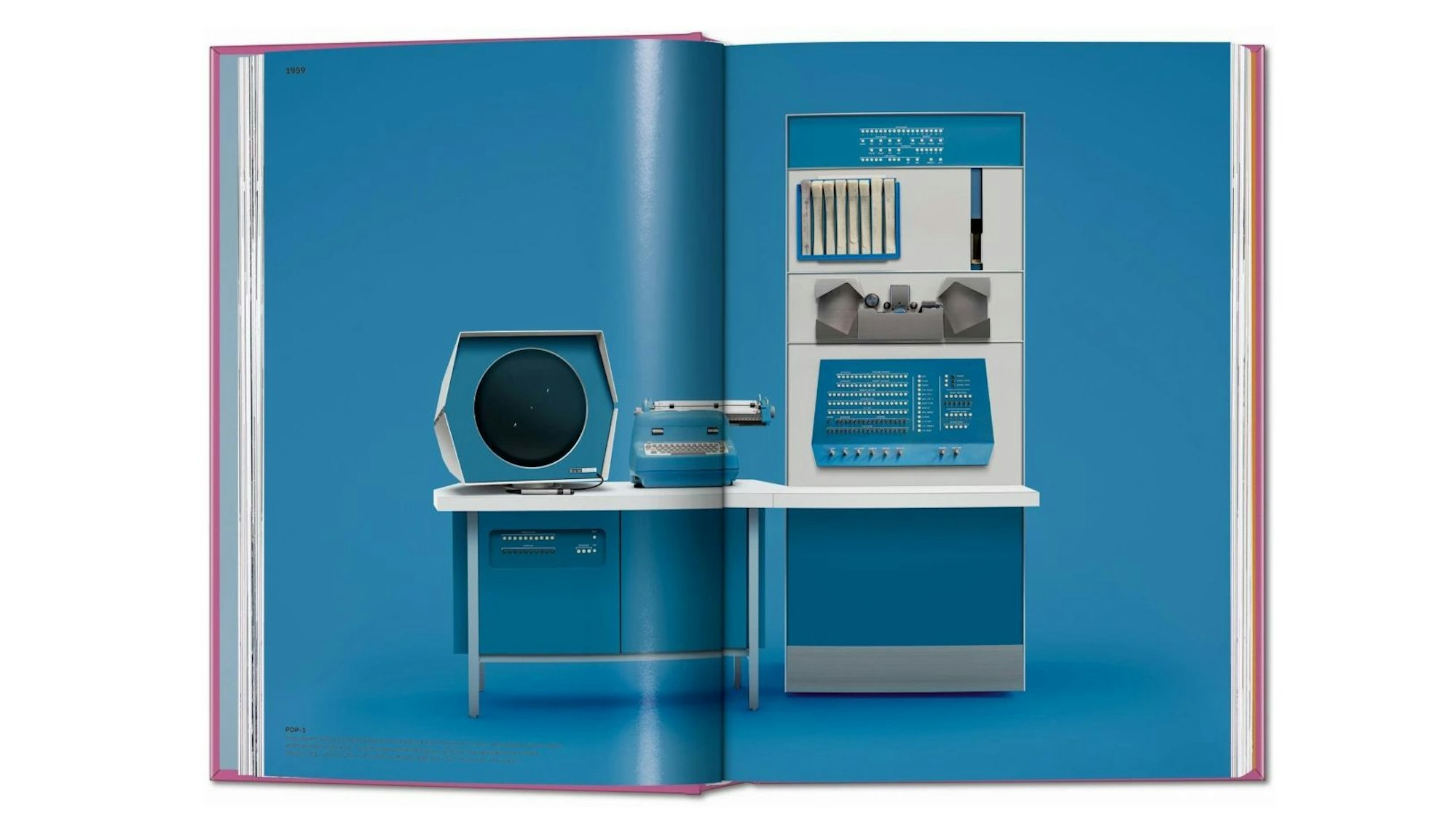 Eine Doppelseite aus dem Buch „The Computer. A History from the 17th Century to Today“ zeigt einen blau-weißen Großrechner, der in einen Schreibtisch integriert ist.