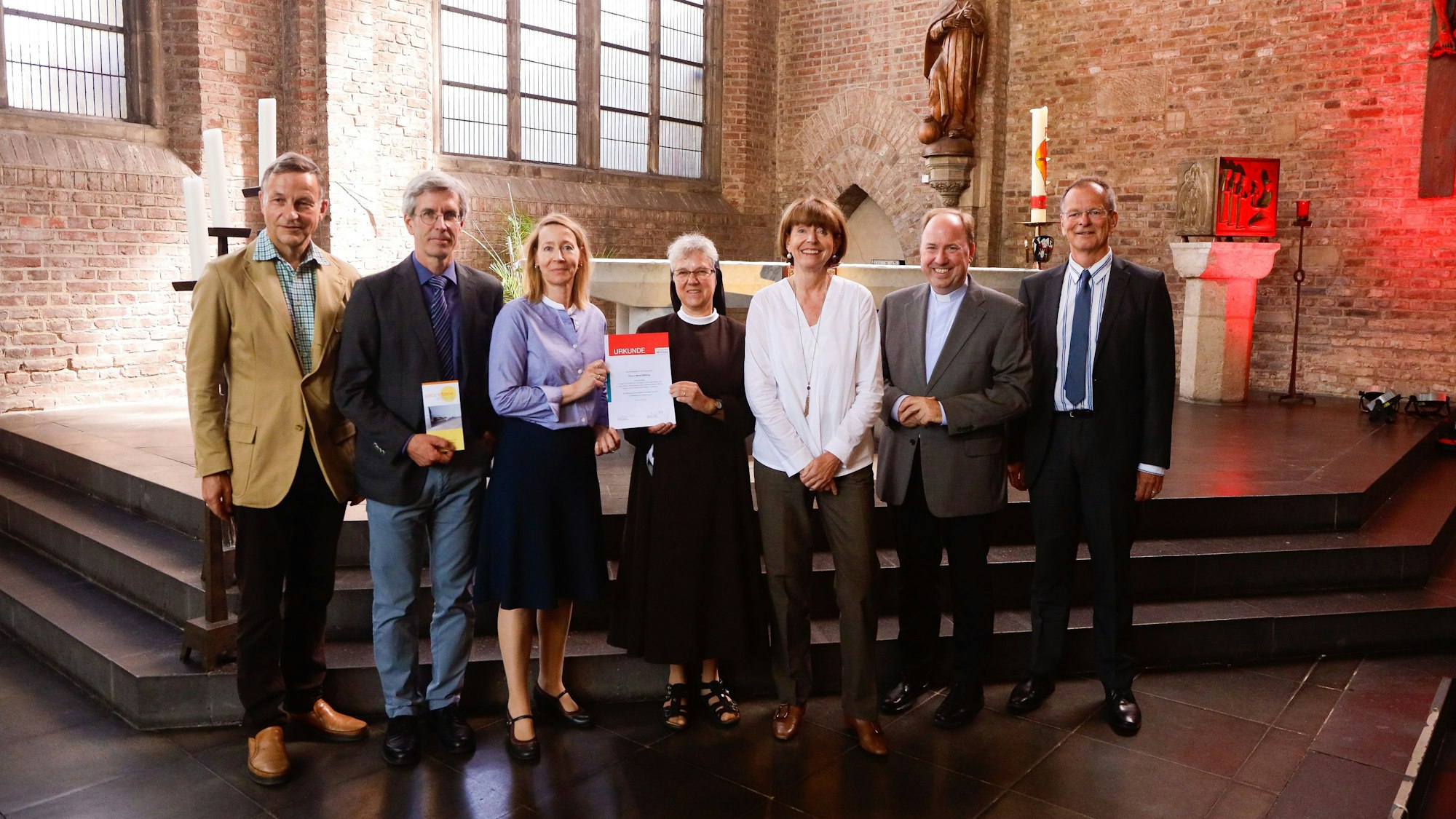 Von links nach rechts: Rudger von Plettenberg (Geschäftsführer der Kölner katholischen Kircheengemeiden), Stifter Dr.Philipp Wittmmann, Stifterin Dr. Kirsten Lange-Wittmann, Schwester Christina Klein (OSF), OB Henriette Reker, Stadtdechant Monsignore Robert Kleine und Andreas Sellner (Leiter der Kölner Gefährdetenhilfe der Caritas).