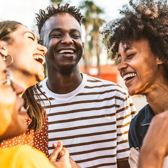 Menschen beim Frühlingsfest an der Rheinuferpromenade.